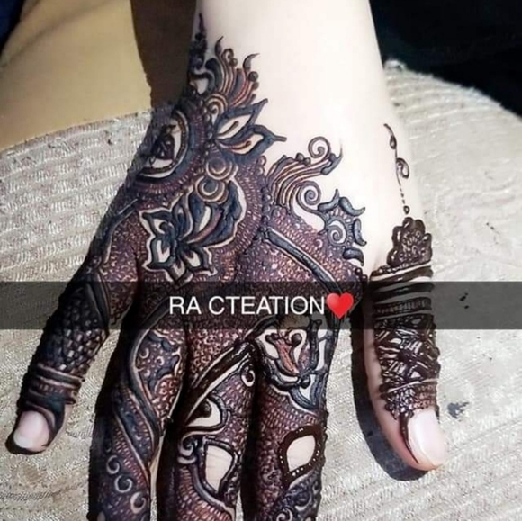 Henna - Picture 9 of 9